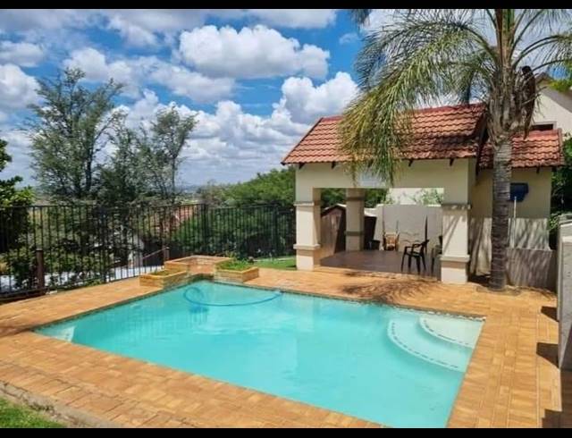 1 BEDROOM APARTMENT FOR SALE IN CONSTANTIA KLOOF